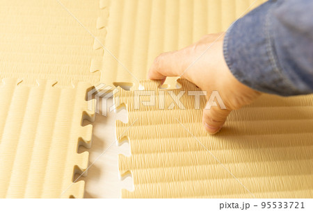 防音対策の床材　フローリング　ジョイントマットを敷く 95533721