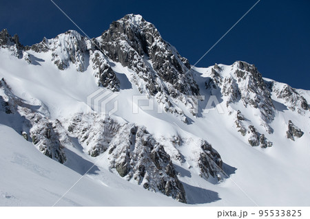 中央アルプス　千畳敷カール　長野県　紺碧の空と宝剣岳 95533825