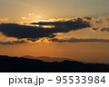 雲の隙間から見える夕焼け 95533984