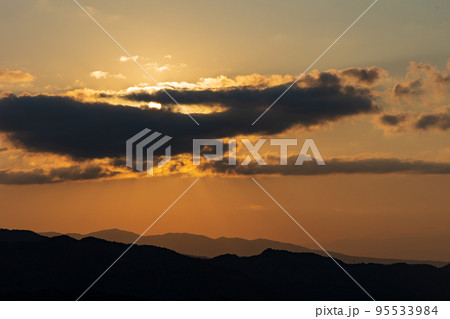 雲の隙間から見える夕焼け 95533984
