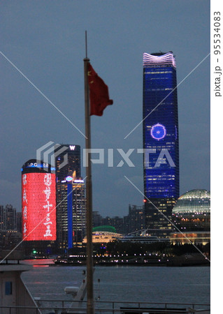 大都市　中国上海　景色を楽しむ外灘、空港並の大きさ上海、最大の仕入れ市場のある義烏駅 95534083