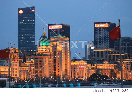 大都市　中国上海　景色を楽しむ外灘、空港並の大きさ上海、最大の仕入れ市場のある義烏駅 95534086