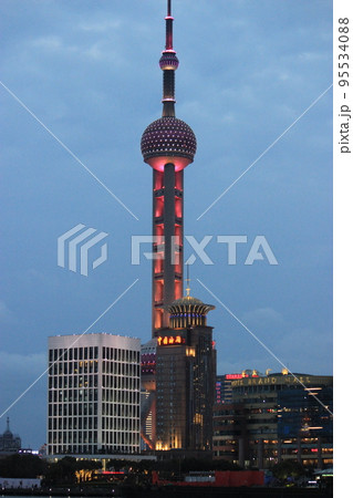 大都市　中国上海　景色を楽しむ外灘、空港並の大きさ上海、最大の仕入れ市場のある義烏駅 95534088