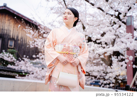 着物の女性と桜　京都 95534122