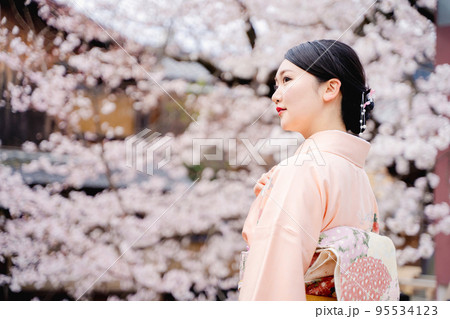 着物の女性と桜　京都 95534123