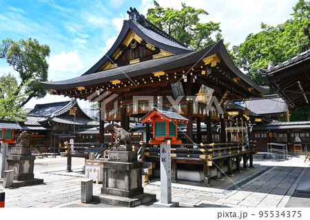 夏に参拝した猪を祀る京都市の護王神社 95534375