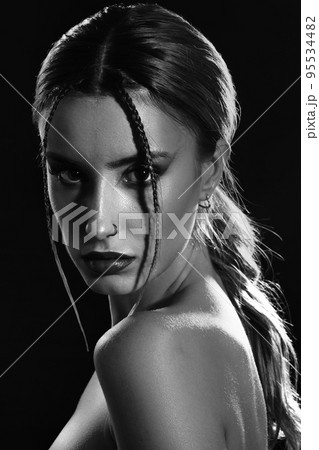bare shoulders blond 95534482