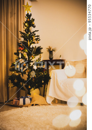 クリスマスツリー　リビング　夜　 95534770