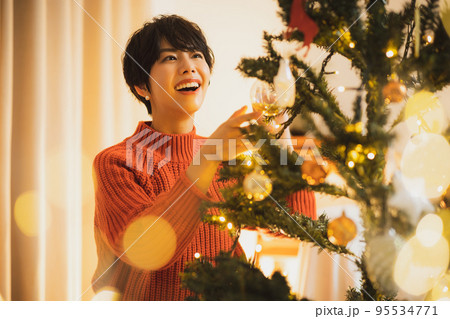 クリスマスツリー　リビング　夜　 95534771