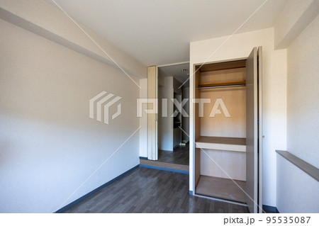 賃貸ワンルームマンションの部屋の中 95535087