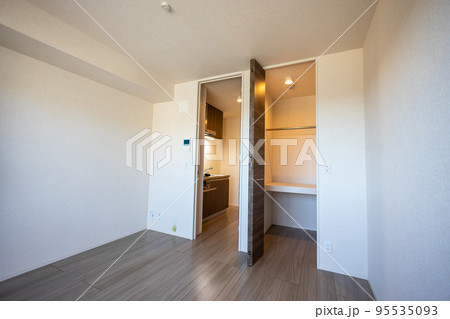 賃貸ワンルームマンションの部屋の中 95535093