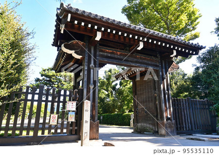 10月に歩く歴史の痕ある京都御苑の蛤御門 10月に歩く歴史の痕ある京都御苑の蛤御門 95535110