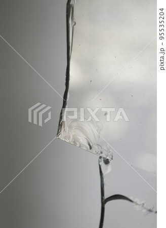 割れた窓ガラス 95535204