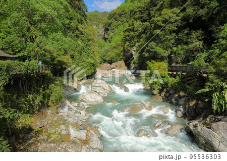 高知県吾川郡仁淀川町名野川　仁淀ブルーが見られる中津渓谷の中津川の流れ 95536303