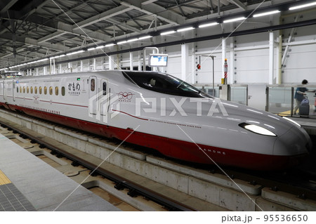 夜の新大村駅に停車中の西九州新幹線N700S系 95536650