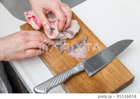 【ミドル主婦がスルメイカをさばく　布巾でえんぺらも皮を剥ぐ】 95536658