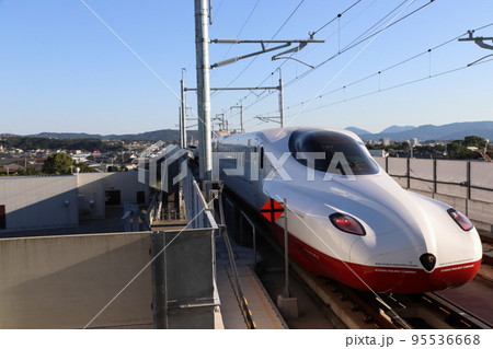 新大村駅を発車する西九州新幹線N700S系 新大村駅を発車する西九州新幹線N700S系 95536668