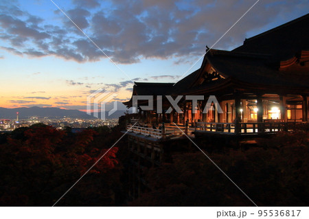 紅葉に彩られた夕暮れの清水寺にて 95536817