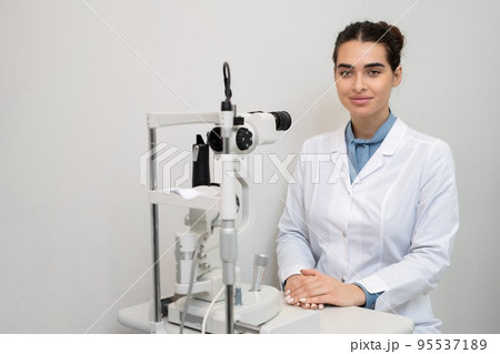 Photo realistic digital collage of young smiling female ophthalmologist 95537189