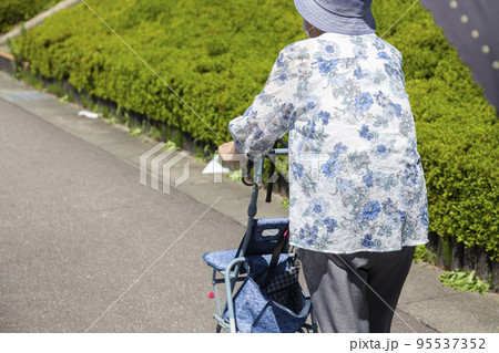 シルバーカーを押すシニア 95537352