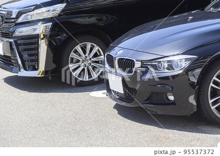 駐車場に並んだ自動車 95537372