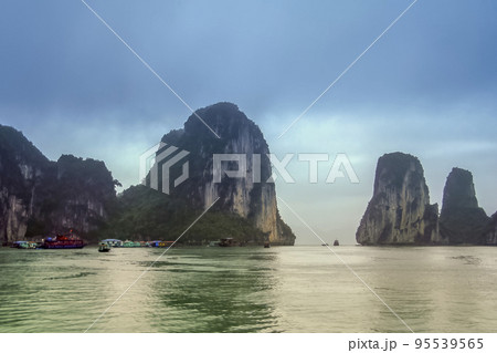 ベトナム・ハロン湾の奇岩群 / Ha Long Bay, Vietnam 95539565