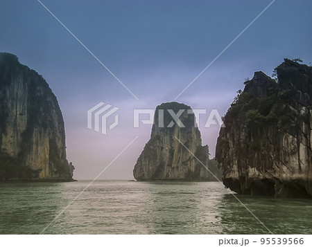 ベトナム・ハロン湾の奇岩群 / Ha Long Bay, Vietnam 95539566