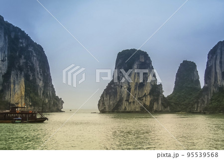ベトナム・ハロン湾の奇岩群 / Ha Long Bay, Vietnam 95539568