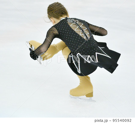 Girl figure skater 95540092