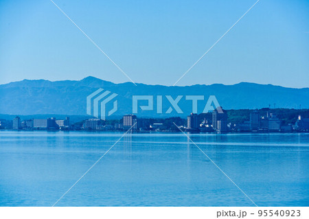 青空が広がる能登の海 95540923