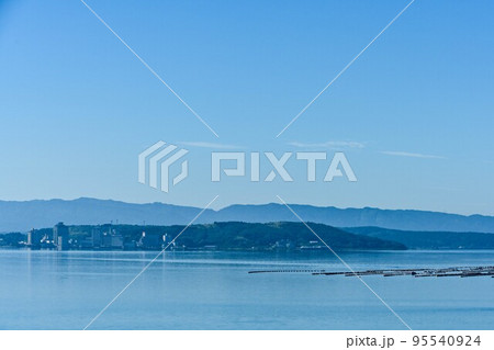 青空が広がる能登の海 95540924