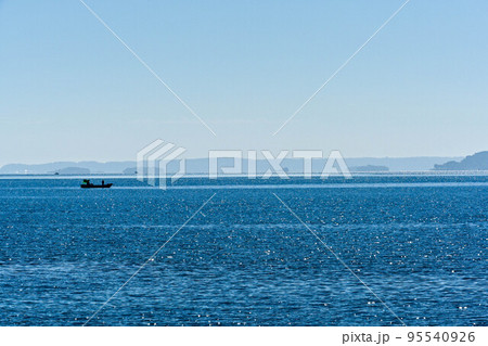 青空が広がる能登の海 95540926