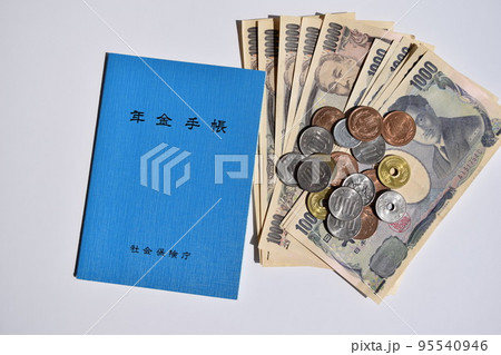 年金手帳と通貨 年金イメージ 年金手帳と通貨 年金イメージ 95540946