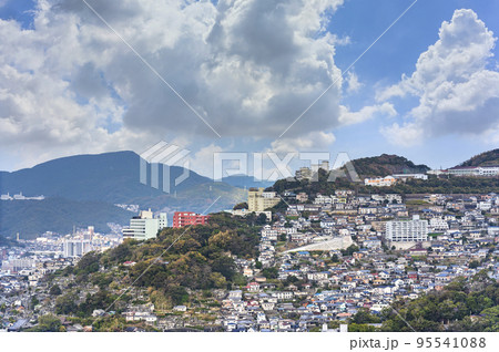 [九州・長崎] 風頭公園展望台から眺めた長崎市の丘に積み重なってる家とビルの俯瞰図。 95541088