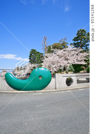 〈島根県〉春の玉造温泉　まがたま橋 95541268