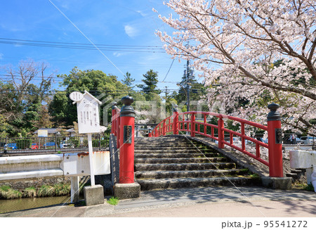 〈島根県〉春の玉造温泉 宮橋(恋叶い橋)と桜 〈島根県〉春の玉造温泉 宮橋(恋叶い橋)と桜 95541272