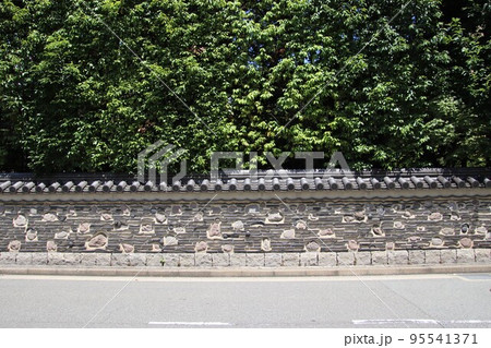 福岡市の楽水園の博多塀 95541371