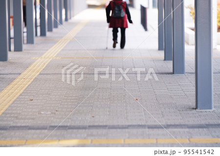 女性　シニア　歩く　杖 95541542