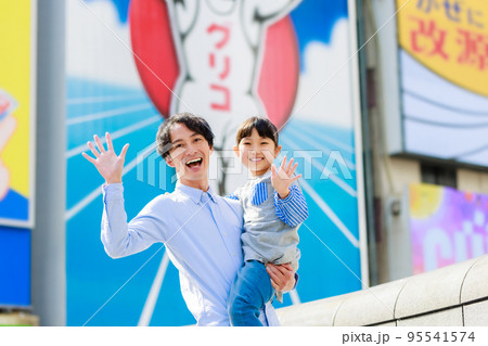 大阪道頓堀の観光をする親子 大阪道頓堀の観光をする親子 95541574