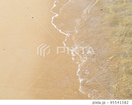 穏やかな海の波打ち際と砂浜。 95541582