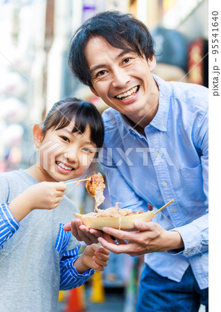 大阪道頓堀の観光でたこ焼きを食べる親子 大阪道頓堀の観光でたこ焼きを食べる親子 95541640