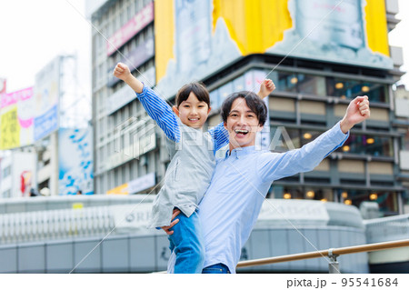 大阪道頓堀の観光をする親子 95541684