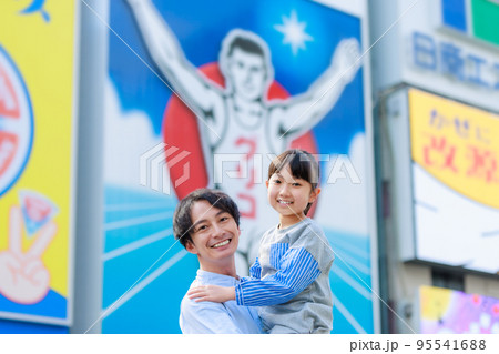 大阪道頓堀の観光をする親子 95541688