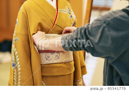 着物を着付けする風景 着物を着付けする風景 95541770