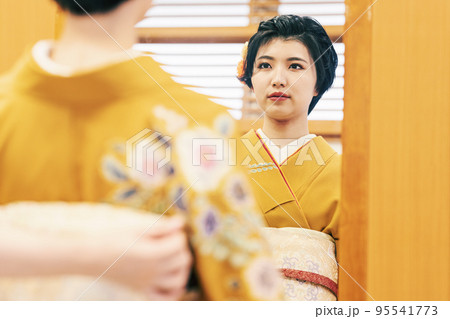 着付けをしてもらう女性 95541773