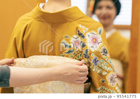 着物を着付けする風景 95541775