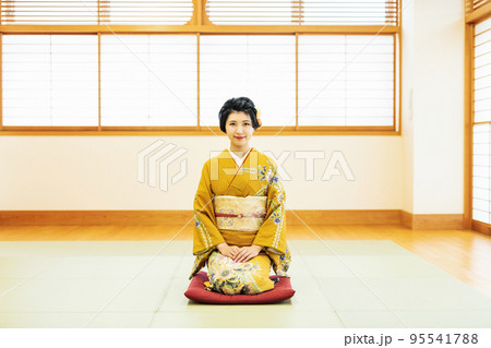 和室で正座する着物姿の女性 95541788