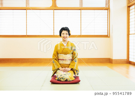 和室で正座する着物姿の女性 95541789