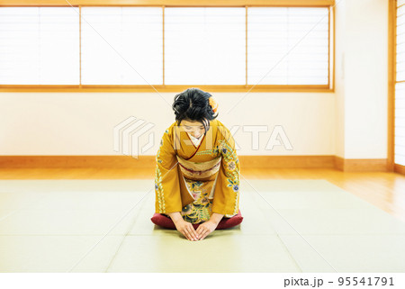 和室で挨拶をする着物姿の女性 95541791