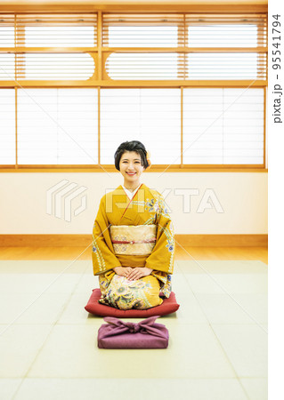 手土産と着物姿の女性 手土産と着物姿の女性 95541794